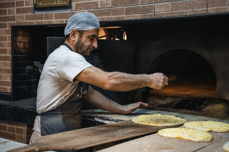 Ogni Gesto È un Manifesto: Come la Filosofia del Pizzaiolo Prende Forma tra Farina e Fuoco