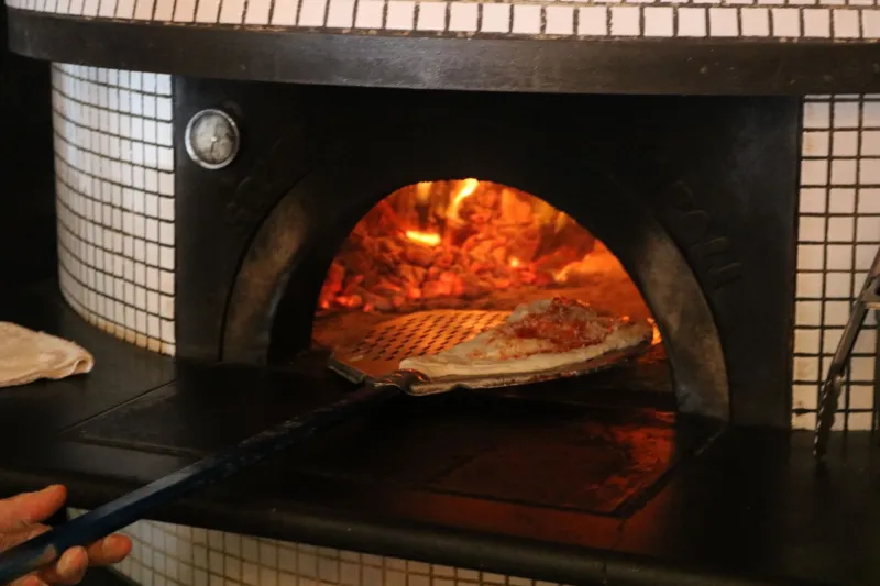 Il Forno Parla: Come i Maestri Pizzaioli Imparano ad Ascoltare Ciò che Nessuna Ricetta Può Dirti