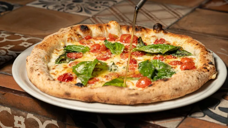 Mangiare in Silenzio: il Dono Nascosto che Solo la Pizza Vera Sa Offrire
