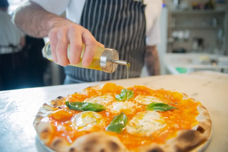 Mangiare Lento: il Gesto Rivoluzionario che la Pizza Autentica Ti Insegna