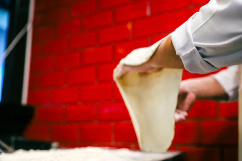 Mani che Ascoltano: il Linguaggio Segreto dell'Impasto che Solo i Grandi Pizzaioli Capiscono