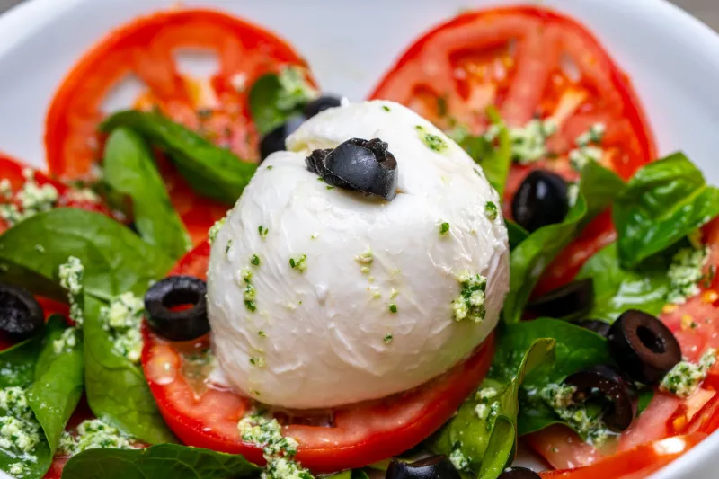 Mozzarella di Bufala e Stagioni: Perché il Calendario Entra in Pizzeria