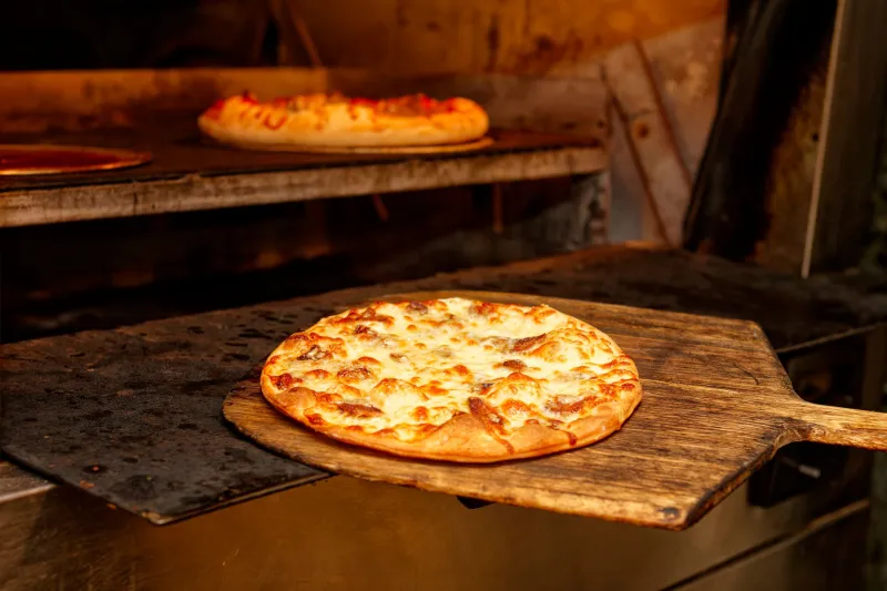 La Pala del Pizzaiolo: Molto Più di un Semplice Attrezzo