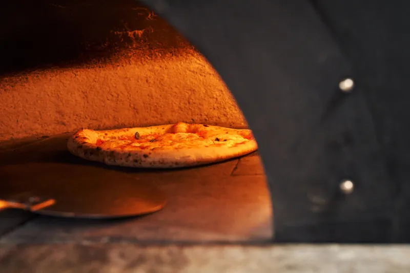 Nero come il Carbone, Buono come il Peccato: la Pizza Bruciacchiata che Divide (e Conquista)