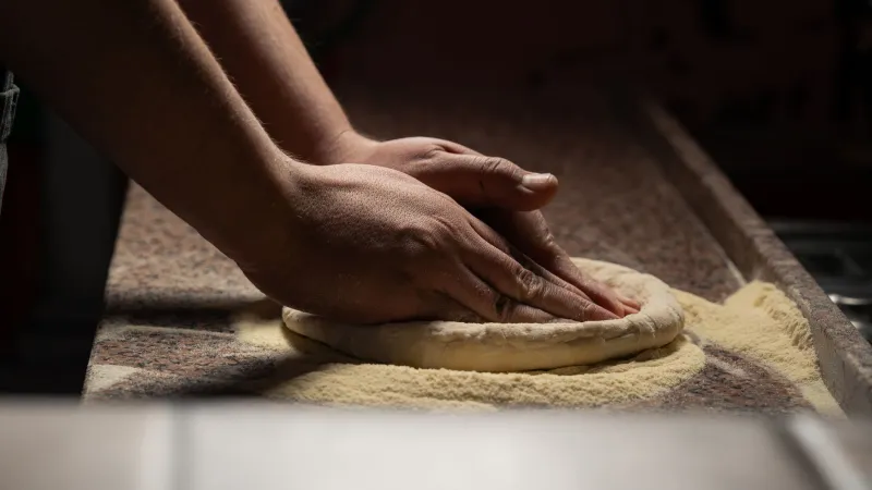 La Pizza come Specchio dell'Anima: Quando il Pizzaiolo Mette il Suo Credo nell'Impasto