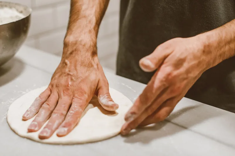 Cinque Sensi al Lavoro: Come il Corpo del Pizzaiolo Legge la Pizza Prima che Esista