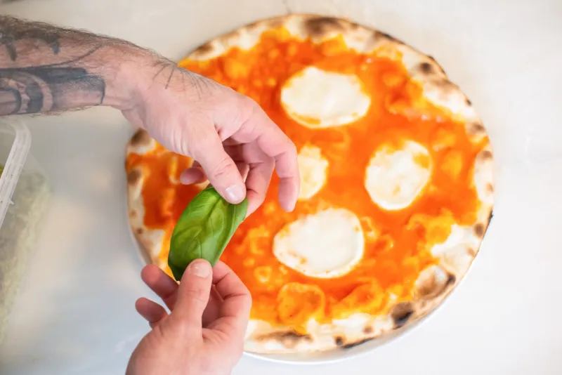 Tre Ingredienti, Mille Parole: Il Coraggio della Semplicità nella Pizza Artigianale